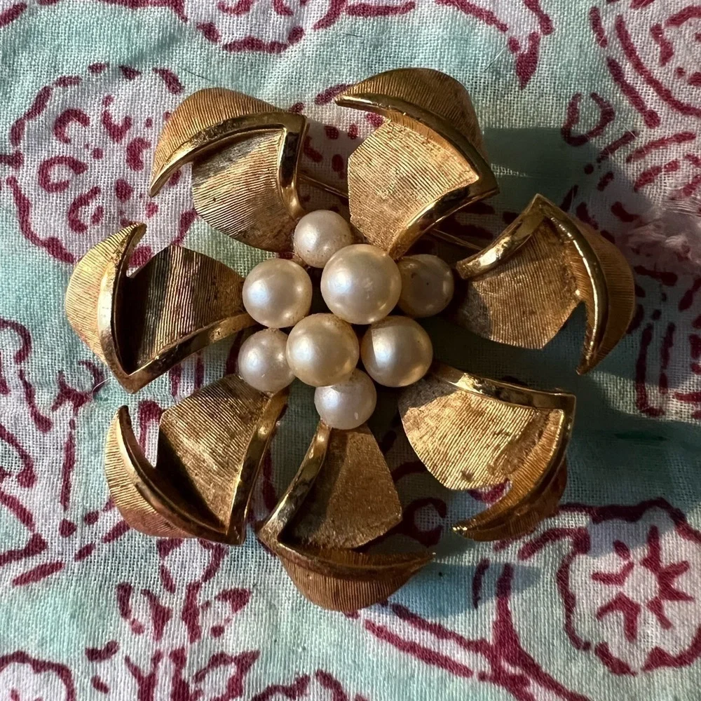 Vintage Trifari Flower Brooch Pin Pearl Center